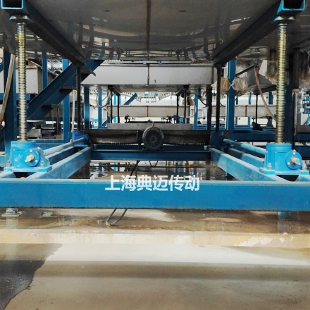 乳膠機(jī)械生產(chǎn)線用絲桿升降機(jī)案例-典邁傳